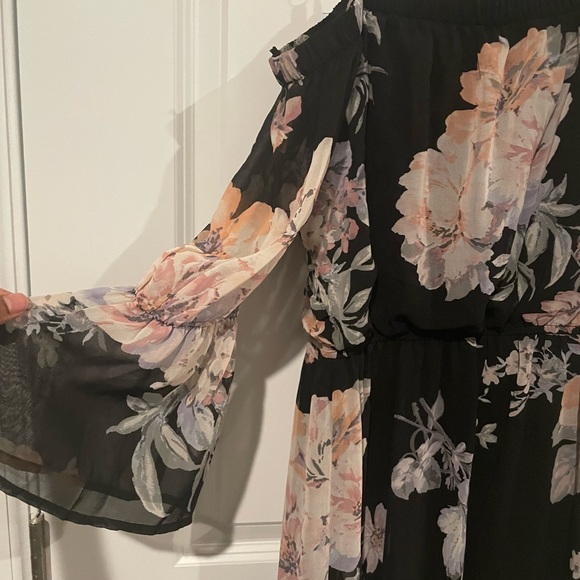 Floral bell sleeve dress with straps - Picture 2 of 2